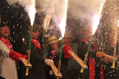 Paterna vuelve a vivir su noche grande de la pólvora con el Pasacalles