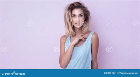 Portrait De Jeune Fille Blonde Image Stock Image Du Mignon Blonde