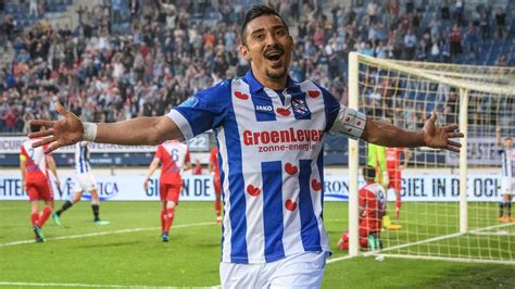 Heerenveen Begint Play Offs Met Winst In Spektakelstuk Tegen Tiental