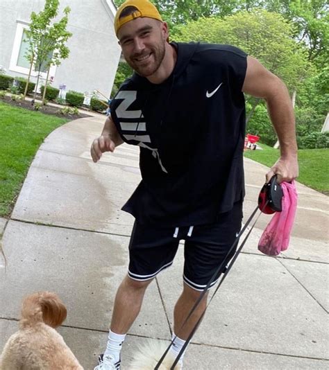 PHOTO Travis Kelce Walking The Dog Before Going On Date With Taylor Swift