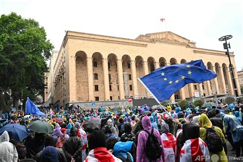 「外国の代理人」法案、最終採決へ 議会前で抗議デモ ジョージア 写真9枚 国際ニュース：afpbb News