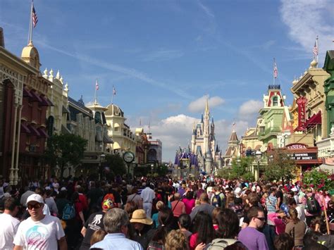 10 Tips On How To Navigate Disney Crowds - DVC Shop