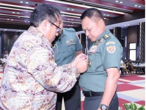 Jenderal TNI Dudung Abdurachman Terima Anugerah Pin Emas Dari Serikat