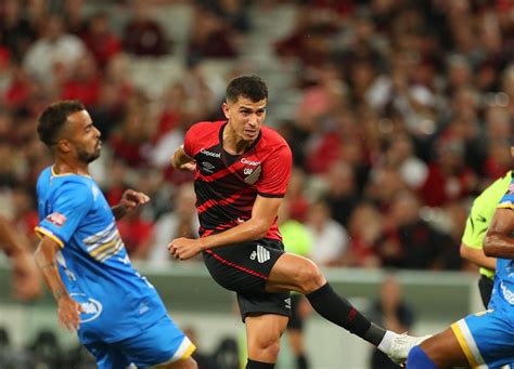 Em noite inspirada de Vitor Roque Athletico PR bate São Joseense e