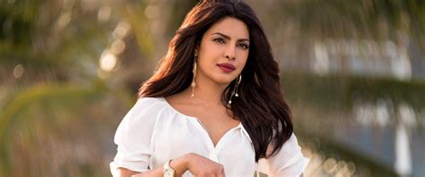 Priyanka Chopra Loves Fight Scenes and Playing the Villain on 'Baywatch ...