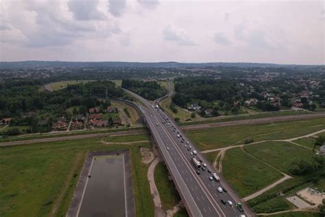 Dachowanie na A4 pod Krakowem Śmigłowiec LPR na miejscu tworzą się