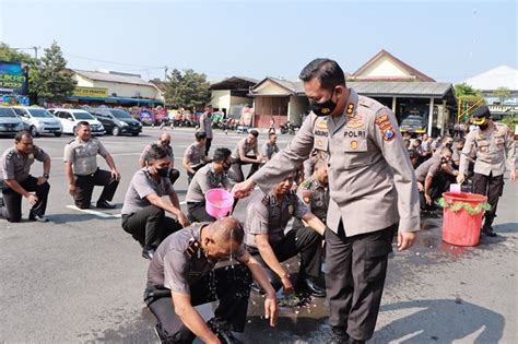 Hut Bhayangkara Ke 76 63 Personel Polres Kediri Naik Pangkat