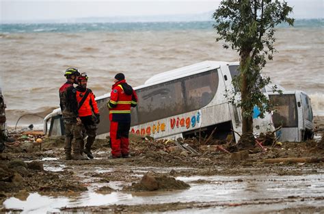 Alud Deja 1 Muerto Y 12 Desaparecidos En La Isla De Ischia En Italia