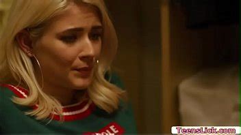 Dos Chicas Se Ayudan Mutuamente A Tener Un Orgasmo XVIDEOS