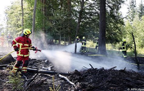 Feuerwehren K Mpfen Weiter Gegen Waldbr Nde In Deutschland Puls