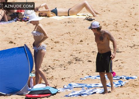 Nicole Kidman Wearing A White Polka Dot Bikini For A Christmas Eve Day At Palm Beach Sydney