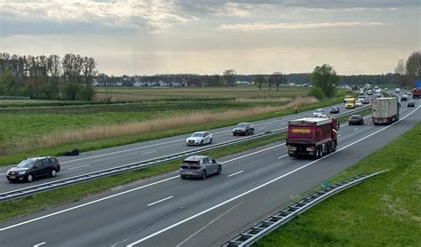 Klapband Kraanwagen Zorgt Voor Chaos En File Op A Adverteren Veghel