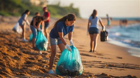 Voluntarios Recogiendo Basura En La Playa Foto Premium