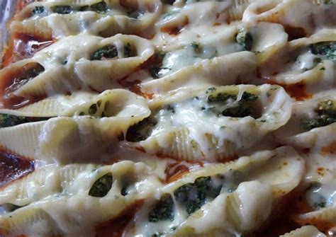 Conchiglioni Relleno De Espinaca Y Ricota Sobre Salsa Bolo Esa Receta