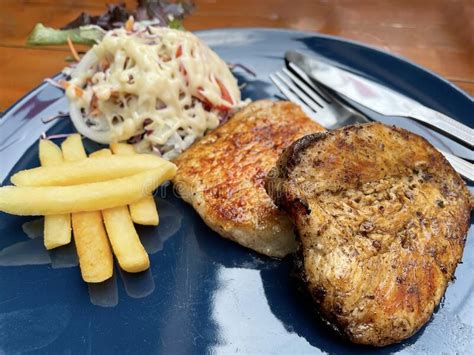 Bistec De Pollo Combinado Con Patatas Fritas Y Ensalada Imagen De