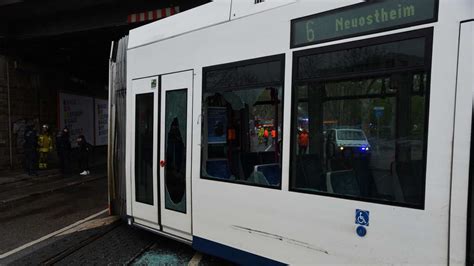 FOTOS Mannheim Straßenbahn entgleist nach Unfall mit Lkw viele