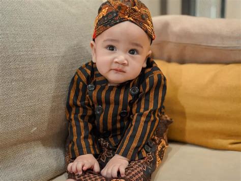 Pesona Bayi Dalam Balutan Baju Adat Jawa Tradisi Dan Modernitas Ibu