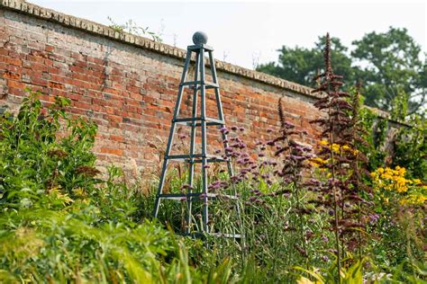 Southwold Grand Pyramid Steel Obelisk Harrod Horticultural