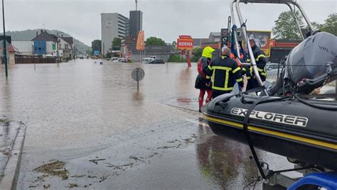 EN IMAGES Inondations en Moselle habitants évacués et rues sous les