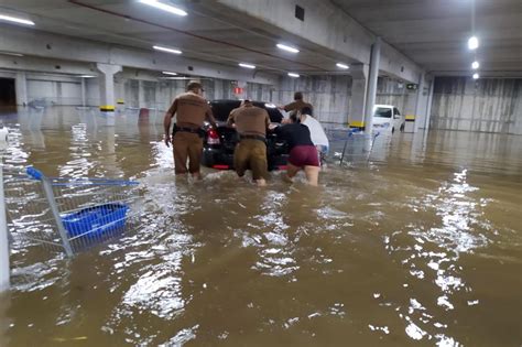 Chuvas Causam Desabamentos Em Curitiba E Alagam Ruas No Litoral Do PR