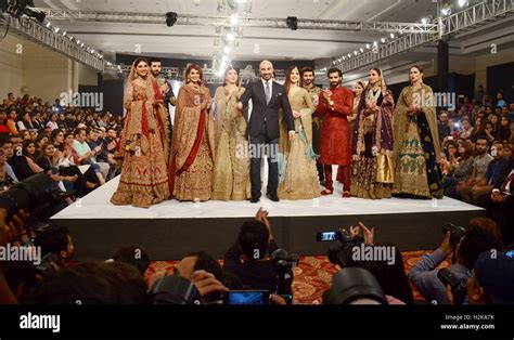 Lahore Pakistan 28th Sep 2016 Pakistani Models Present Creations By