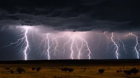 Se Ve Una Tormenta El Ctrica Sobre Un Campo Foto Premium