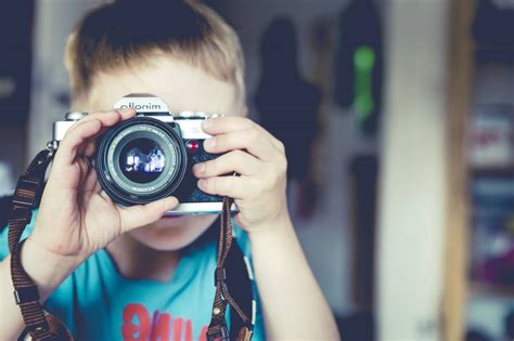 Imagen de personas niño chico cámara minolta fotografía disparar