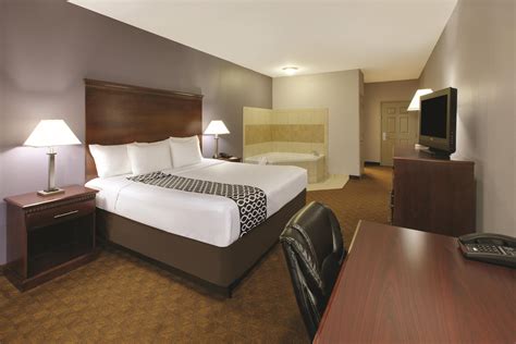 La Quinta Inn & Suites by Wyndham Corsicana | Corsicana, TX Hotels