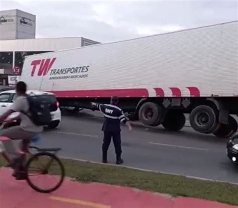 VÍDEO Reboque de carreta se solta e provoca caos no trânsito de rua