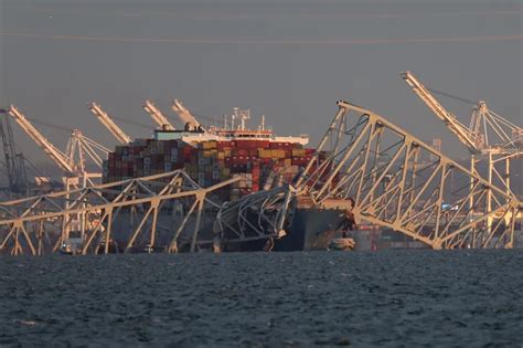 Operários de navio que derrubou ponte são mantidos presos pelo FBI