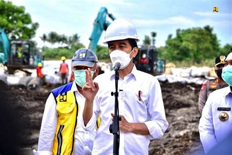 Jokowi Targetkan Penanganan Tanggul Citarum Rampung Dua Hari