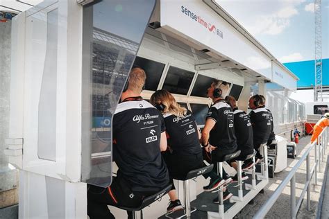 Everything You Need To Know About The Pitwall In F Who Sits There