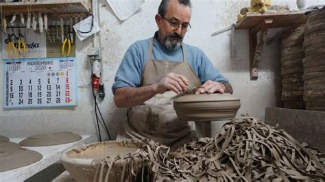 En El Taller De Torres Ferreras Maestro Alfarero De La Rambla Y Premio