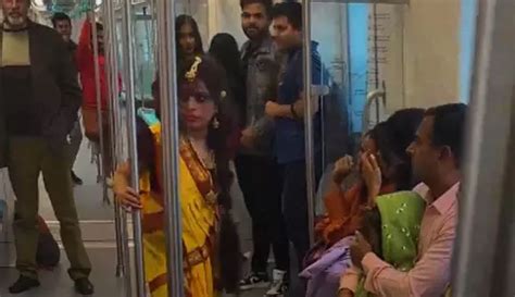 Video Of Woman Posing As 'Manjulika' In Delhi Metro Goes Viral