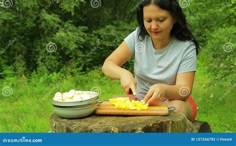 Mujer Que Corta La Fruta Anaranjada Fresca Con Las Rebanadas En Un