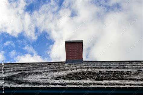 Stockfoto A Vintage Worn And Weathered Cedar Shake Roof Of An Old