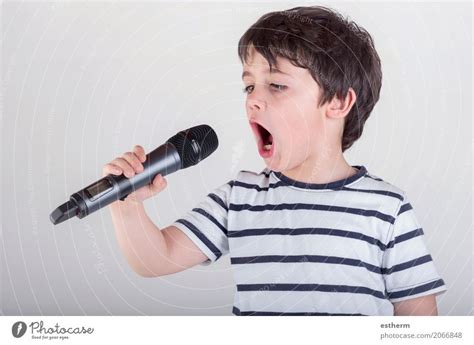 Junge Der Zum Mikrofon Singt Ein Lizenzfreies Stock Foto Von Photocase