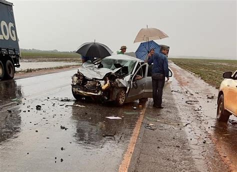 Trag Dia Na Mt Colis O Entre Hilux E Voyage Deixa V Timas Em