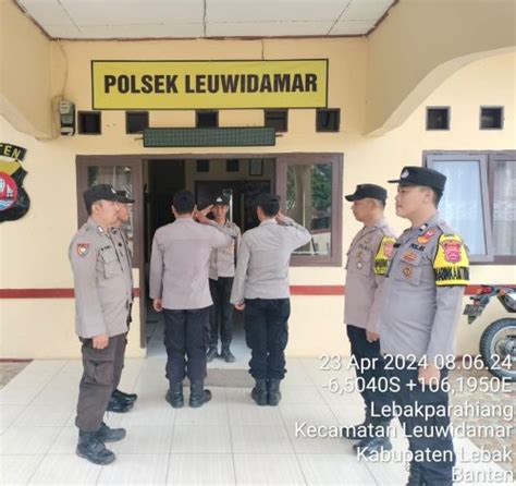 Anggota Polsek Leuwidamar Polres Lebak Lakukan Apel Serah Terima Piket