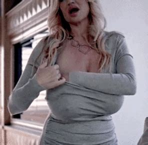 Pornstar Kelly Madison Huge Naturals Kelly Jogging Nude Porn Pic