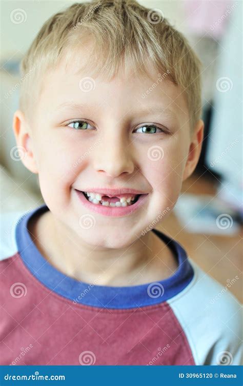 Sourire Sans Dents Photo Stock Image Du Gosse Regarder