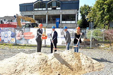 Nach Entkernung der erste Spatenstich für neues Volksbank Gebäude