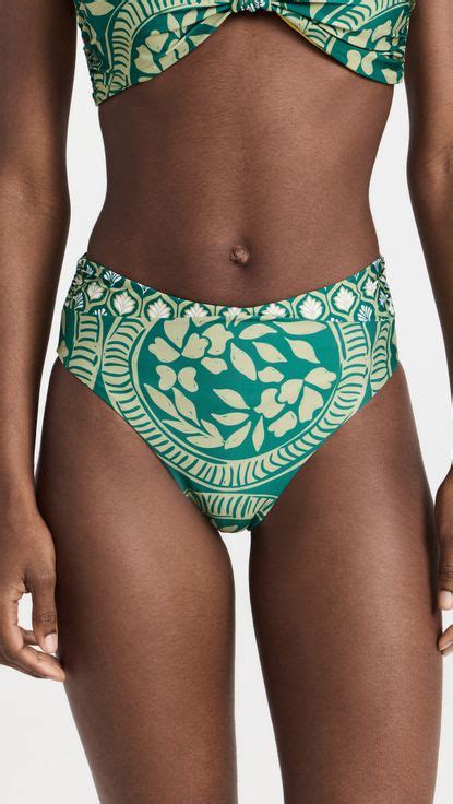 Claudia Schiffer Wore The Cutest Bikini On Her Rd Birthday Who What Wear