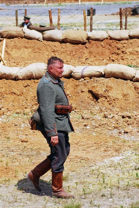 Un Soldado reenactors Alemán Camina a Lo Largo De La Línea De La Lucha