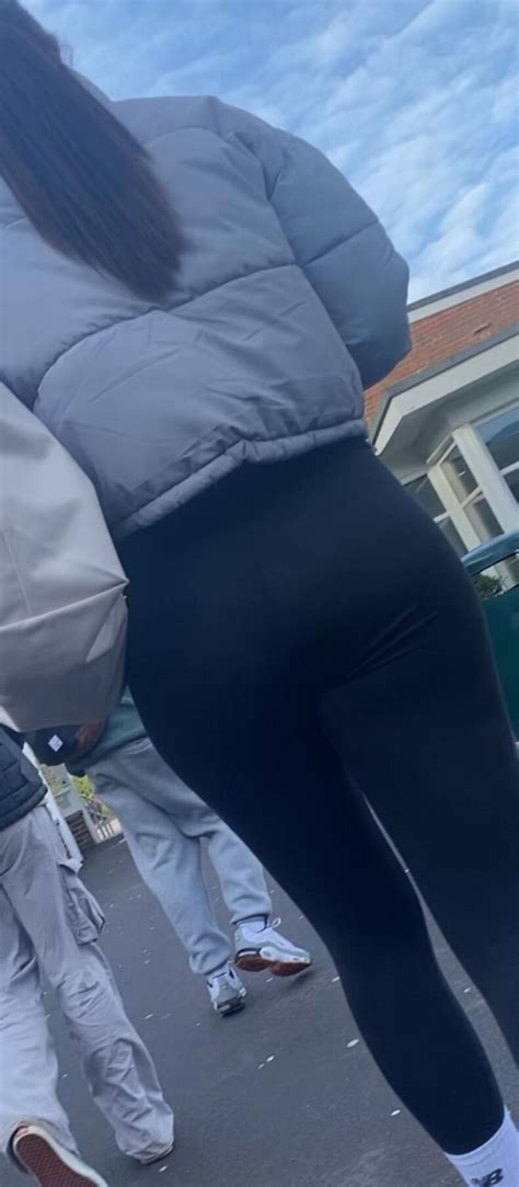 Brunette With A VTL Spandex Leggings Yoga Pants Forum