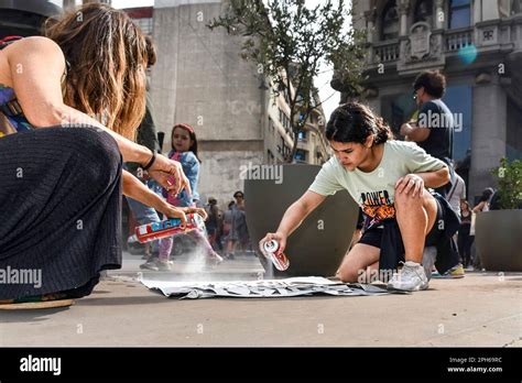 24 Marzo 2023 DOS Mujeres Jovenes Pintan Un Graffiti Durante La Marcha