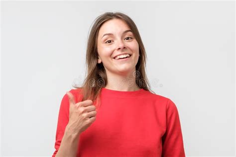 La Mujer Joven Hermosa Sonriente Feliz Que Muestra Los Pulgares Sube