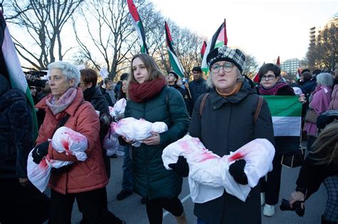 Multitudinaria Manifestaci N En Pamplona Para Parar El Genocidio En Gaza