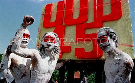 UNJUK RASA MAHASISWA SENI RUPA DI DPR ANTARA Foto