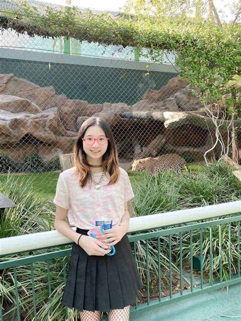 Một thời vạn người mê Gái nhảy Minh Thư U50 ở Mỹ vất vả nuôi con mặc bikini hái bưởi